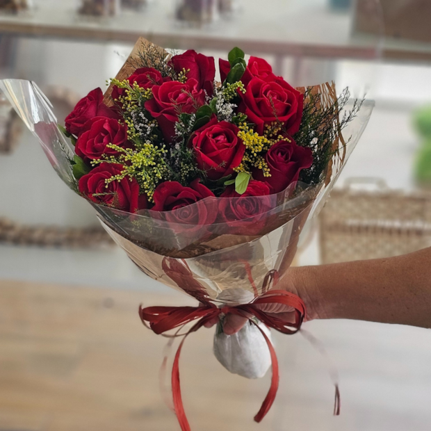 Buquê 12 Rosas Vermelhas-cc444940-cb67-4bcd-88b4-3d35d2e09a11