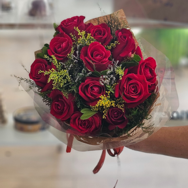 Buquê 12 Rosas Vermelhas-018d8f62-1fec-4296-845f-34bc787f1f3a