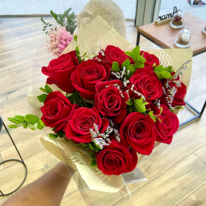 Buquê 12 Rosas Vermelhas e Ferrero Rocher