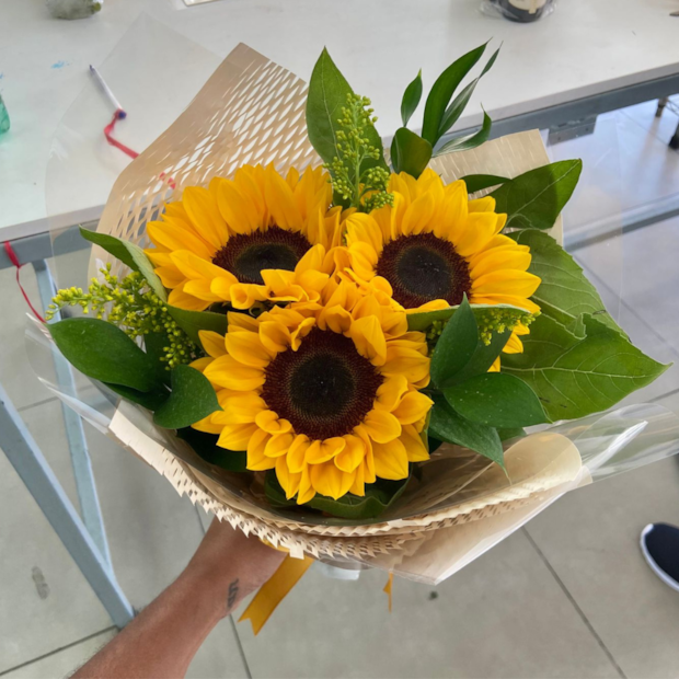Buquê 3 Girassóis e chocolate-7f415d24-b698-4d48-8a20-20ed90e6befd
