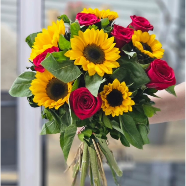 Buquê Girassóis e Rosas Vermelhas-00126e52-8783-47db-8af8-39832e5749dc