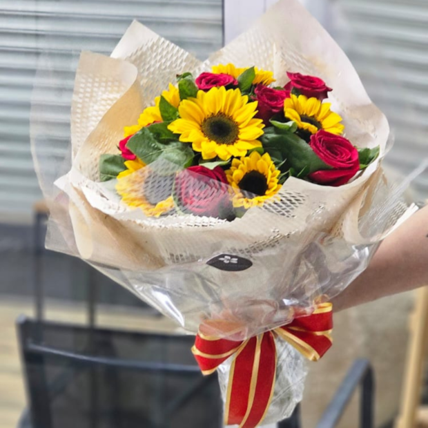 Buquê Girassóis e Rosas Vermelhas-2a60af14-ca28-44f3-9d6a-9d1a34772c06