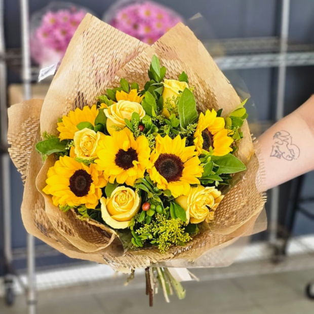 Girassóis e Rosas Amarelas-da2ff2fb-3027-4a73-9368-ead1b35ec2e5