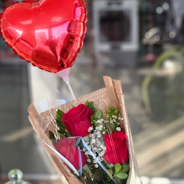 Kit Essência do Amor - Três rosas vermelhas e Ferrero T8-30ff386e-8991-4159-89da-6cf4971114e3